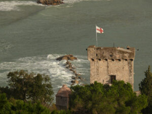 San Terenzo, Castello. Tower of the castle of San Terenzo in Lerici with the flag of Genoa in the wind. In the background the sea. Foto mare. - MyVideoimage.com | Foto stock & Video footage