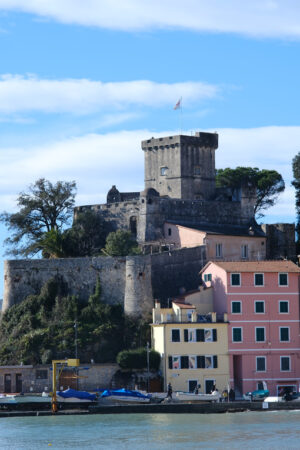 San Terenzo Castle in Lerici. Photo of a small castle by the sea. Blue sky with clouds and blue sea. - MyVideoimage.com | Foto stock & Video footage