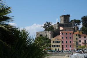 San Terenzo Castle in Lerici. Photo of a small castle by the sea. Blue sky with clouds and blue sea. - MyVideoimage.com | Foto stock & Video footage