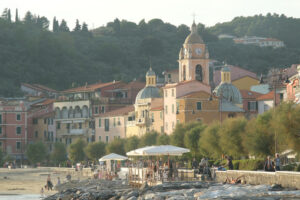 San Terenzo Lerici. Sea village of San Terenzo of Lerici. Houses and church near the sea with people on the beach and rocks. - MyVideoimage.com | Foto stock & Video footage