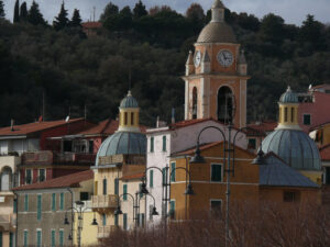 San Terenzo. Borgo nel comune di Lerici. Chiesa con campanile al tramonto. - MyVideoimage.com | Foto stock & Video footage