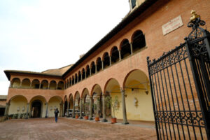 Sanctuary house of Santa Caterina da Siena. Porch with terracotta brick walls in the Tuscan city of Siena. - MyVideoimage.com | Foto stock & Video footage