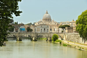 Sant’Angelo bridge, Rome. Tiber river with the Vatican and St. Peter’s. - MyVideoimage.com | Foto stock & Video footage