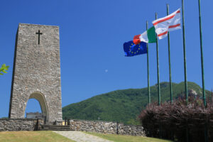 Sant’Anna di Stazzema con il memoriale della strage nazista del 12 agosto del 1944. - MyVideoimage.com | Foto stock & Video footage