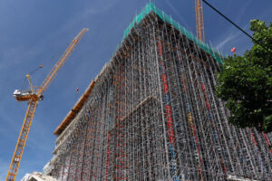 Scaffolding and cranes. Scaffolding and cranes on a building site. Photo stock Royalty free - MyVideoimage.com | Foto stock & Video footage