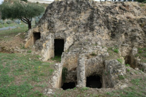 Scavi archeologici. Tombs in the Tuvixeddu necropolis. Foto stock royalty free. - MyVideoimage.com | Foto stock & Video footage