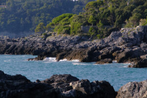 Scogliera sul mare. Cliff by the sea in the village of Tellaro di Lerici, near the Cinque Terre. Waves of the blue sea break on the rocks. Province of La Spezia. - MyVideoimage.com | Foto stock & Video footage