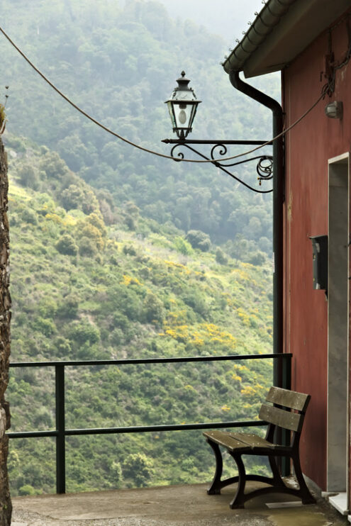 Scorcio di paese alle Cinque Terre con una lampada e lo sfondo di montagna - MyVideoimage.com | Foto stock & Video footage