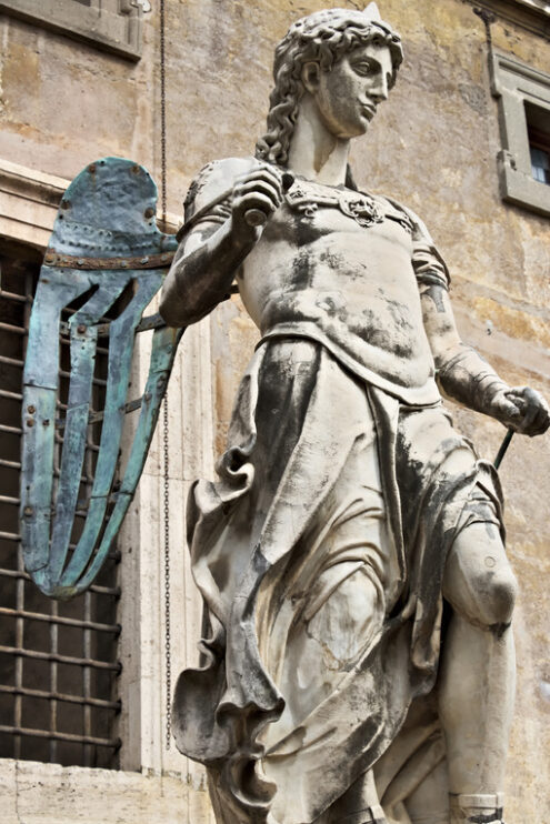 Scultura Angelo. Rome. Marble angel sculpture placed in Castel Sant’Angelo. The white marble sculpture is placed in a courtyard of the castle. - MyVideoimage.com | Foto stock & Video footage