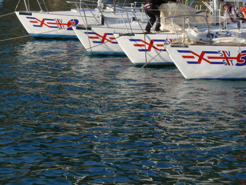 Scuola di vela. Barche a vela della scuola di mare ancorate nel porto di Santa Teresa a La Spezia. - MyVideoimage.com | Foto stock & Video footage