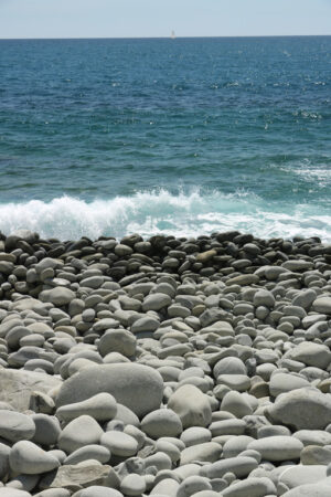 Sea and stones. Liguria, Cinque Terre. Beach with large stones near the Cinque Terre. Velvety sea with long exposure. Scoglio del Ferale, La Spezia. - MyVideoimage.com | Foto stock & Video footage