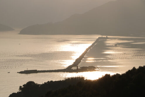 Sea sunset. Dam of the port of La Spezia that separates the gulf from the open sea. - MyVideoimage.com | Foto stock & Video footage