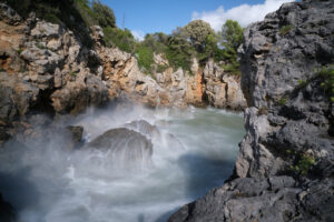 Sea waves in a small bay surrounded by rocks. The Ligurian Sea, near La Spezia. - MyVideoimage.com | Foto stock & Video footage