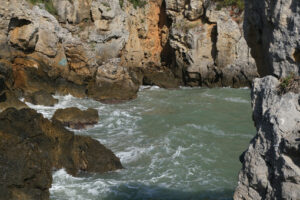 Sea waves in a small bay surrounded by rocks. The Ligurian Sea, near La Spezia. - MyVideoimage.com | Foto stock & Video footage