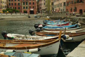 Seaside village. Vernazza, Cinque Terre, Liguria. Colorful houses. Social distancing in the Coridavirus Covid-19 period. - MyVideoimage.com | Foto stock & Video footage