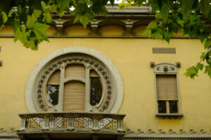 Secessionist house. Circular window of a secessionist house. Stock photos. - MyVideoimage.com | Foto stock & Video footage