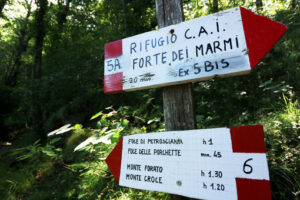 Sentieri Alpi Apuane. Cartello segnaletico CAI. Alpi Apuane, Forte dei Marmi, Lucca, Tuscany, Italy.  Trail signposts. - MyVideoimage.com | Foto stock & Video footage