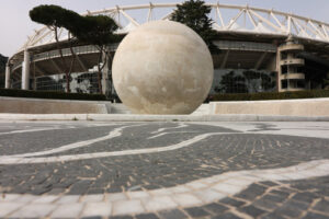 Sfera in marmo. Fontana con sfera in marmo di Carrara bianco allo stadio Olimpico di Roma. - MyVideoimage.com | Foto stock & Video footage