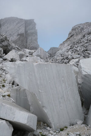 Shapeless blocks. Blocks and debris in a white marble quarry. Stock photos. - MyVideoimage.com | Foto stock & Video footage