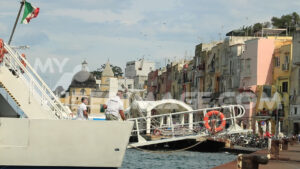 Ship landing footage. Small ship strollers departing from the port of Procida.  Video footage. - MyVideoimage.com | Foto stock & Video footage