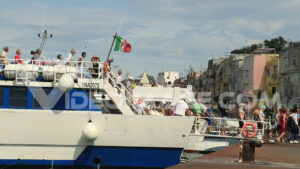 Ship landing video. Small ship strolling at the port of Procida, Naples.  Video footage. - MyVideoimage.com | Foto stock & Video footage