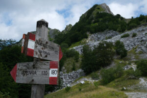 Signs on the trail. Arrows on a pole indicating the mountain paths of the Apuan Alps. Stock photos. - MyVideoimage.com | Foto stock & Video footage