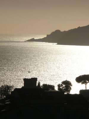 Silhouette castello di San Terenzo. Lerici. La Spezia. Sagoma del castello al tramonto. - MyVideoimage.com | Foto stock & Video footage