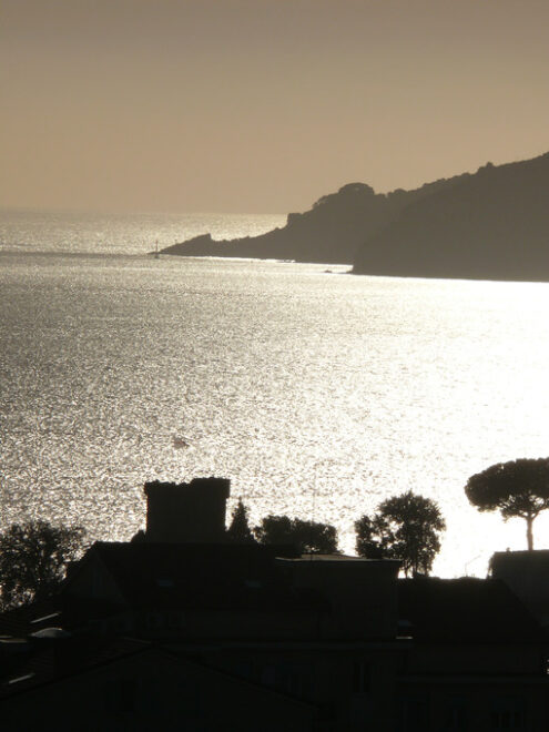 Silhouette castello di San Terenzo. Lerici. La Spezia. Sagoma del castello al tramonto. - MyVideoimage.com | Foto stock & Video footage