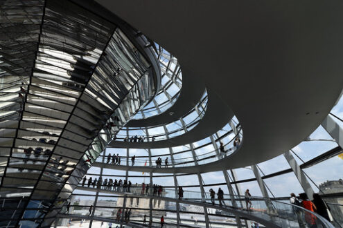 Silhouette di persone. Berlin, Germany, 13 June 2018. The new dome of the Bundestag - MyVideoimage.com | Foto stock & Video footage