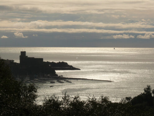 Skyline di Lerici. Silhouette del castello di Lerici al tramonto. - MyVideoimage.com | Foto stock & Video footage