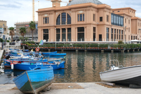 Small fishing boats in the port of Bari. In the background the Margherita Theater. Foto Bari photo.