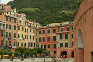 Social distancing. Vernazza, Cinque Terre, Liguria. Seaside village with colorful houses. Social distancing in the Coridavirus Covid-19 period. - MyVideoimage.com | Foto stock & Video footage