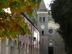 Soviore, santuario  alle Cinque Terre. Sanctuary of Soviore in the Cinque Terre with church and bell tower. - MyVideoimage.com | Foto stock & Video footage