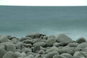 Spiaggia alle Cinque Terre con grandi pietre.  Scoglio del Ferale, La Spezia. - MyVideoimage.com | Foto stock & Video footage