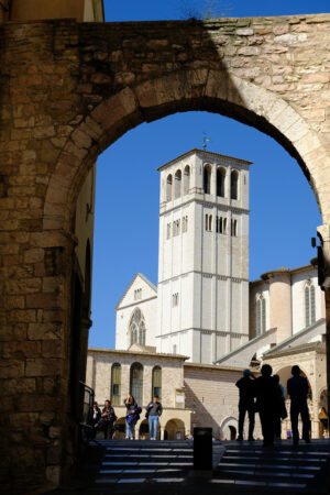 Square with portico. Assisi. Church of San Francesco in Assisi. The basilica built in Gothic style consists of a lower and an upper church. - MyVideoimage.com | Foto stock & Video footage