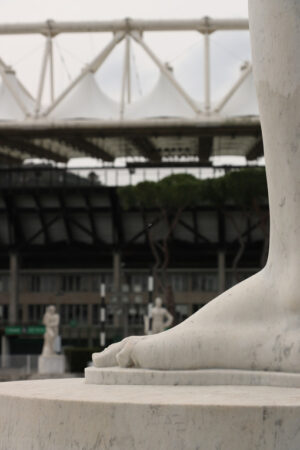 Stadio olimpico di Roma. Stadio Olimpico e lo stadio dei marmi. Sculture in marmo bianco di Carrara nel forum italiano a Roma. - MyVideoimage.com | Foto stock & Video footage