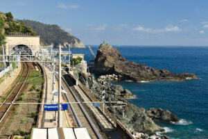 Stazione Cinque Terre. Railway station in Framura, near the Cinque Terre. - MyVideoimage.com | Foto stock & Video footage