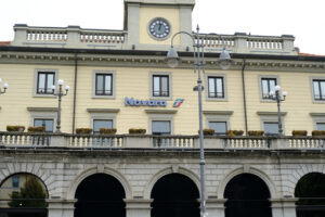 Stazione di Novara. Novara station, facade of the building. Foto stock royalty free. - MyVideoimage.com | Foto stock & Video footage