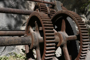 Steel gears of an old winch used for steel cables in a marble quarry in the Apuane Alps. - MyVideoimage.com | Foto stock & Video footage