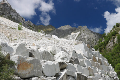 Steep mountain road. Carrara. White Carrara marble quarries near Colonnata. A steep street. Cave marmo. - MyVideoimage.com | Foto stock & Video footage