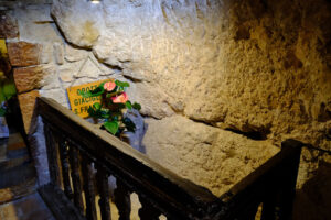 Stone bed of San Francesco, Assisi. Stone bed where San Francesco di Assisi rested near the hermitage of the Carceri. - MyVideoimage.com | Foto stock & Video footage