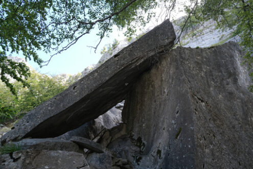 Stone cave. Marble slab abandoned in an ancient quarry. - MyVideoimage.com | Foto stock & Video footage