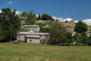 Stone chalet  in Campocatino, in the green valley of the Apuan Alps mountains. Alpine landscape with a small village. - MyVideoimage.com | Foto stock & Video footage