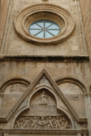 Stone decoration. Tympanum and portal of the transept. Stock photos. - MyVideoimage.com | Foto stock & Video footage