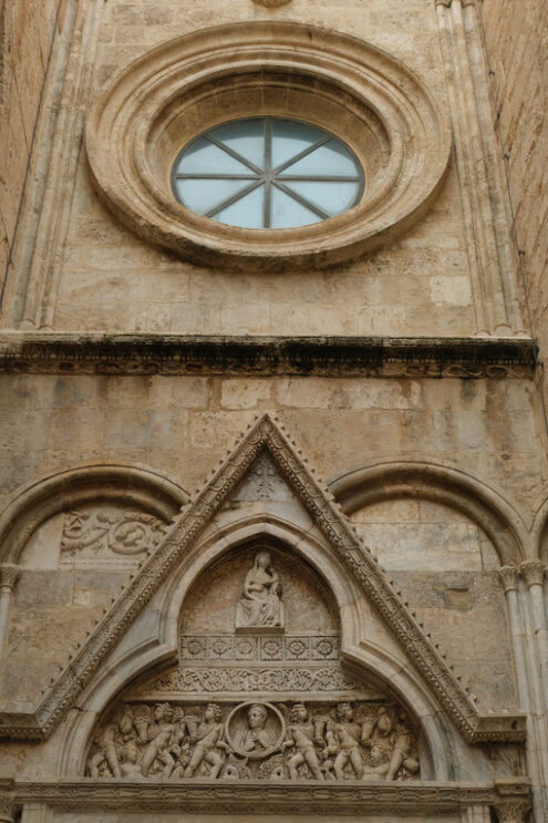 Stone decoration. Tympanum and portal of the transept. Stock photos. - MyVideoimage.com | Foto stock & Video footage