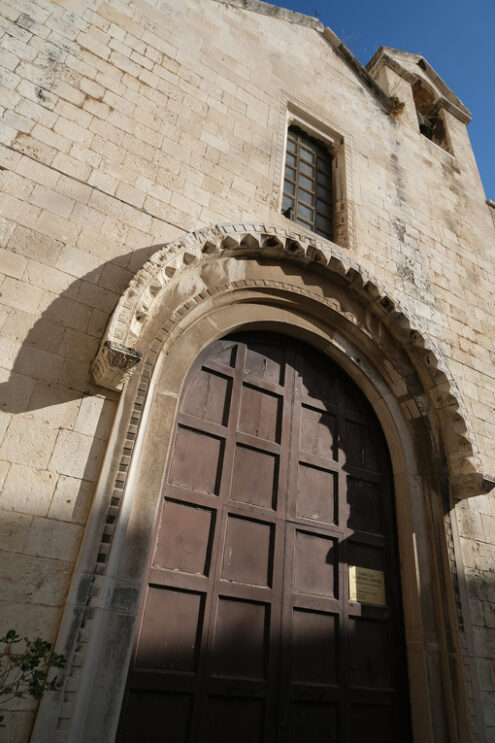 Stone portal of the small medieval church of Giovanni Crisostomo, or Giovanni d’Antiochia in Bari. Foto Bari photo.