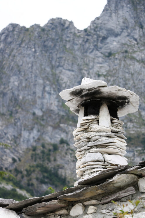 Stone smokestack. Chimney and roof completely in stone and marble. Garfagnana, Campocatino, Apuan Alps, Lucca, Tuscany. Italy. Toscana foto - MyVideoimage.com | Foto stock & Video footage