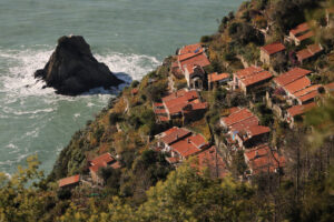 Stormy sea near Cinque Terre. Schiara village seen from above. Near the Cinque Terre, La Spezia. - MyVideoimage.com | Foto stock & Video footage