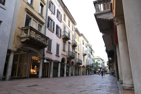 Strada Varese. Pedestrian street with arcades. Corso Giacomo Matteotti in Varese. - MyVideoimage.com | Foto stock & Video footage