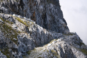 Strada di montagna. Ancient dirt road in the marble quarries on the Apuan mountains. Foto stock royalty free. - MyVideoimage.com | Foto stock & Video footage